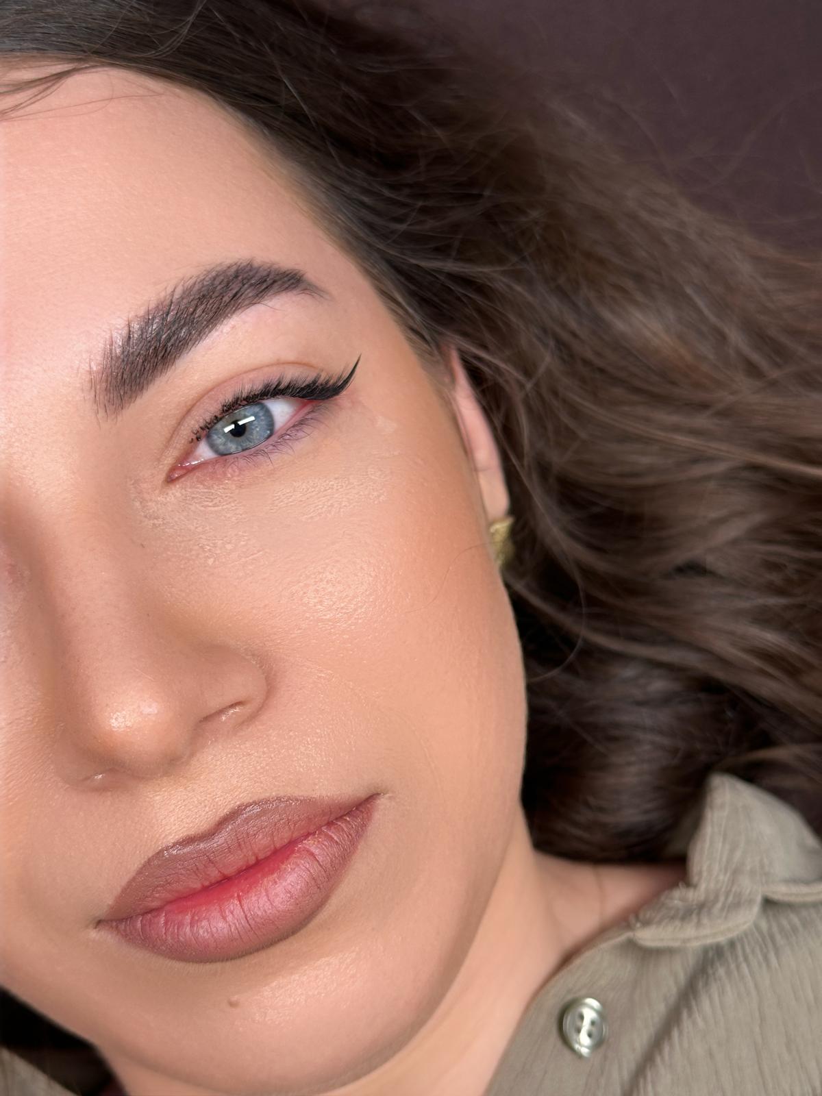 Eyeliner effect feline — extensii de gene cu accent lateral, curs efecte speciale