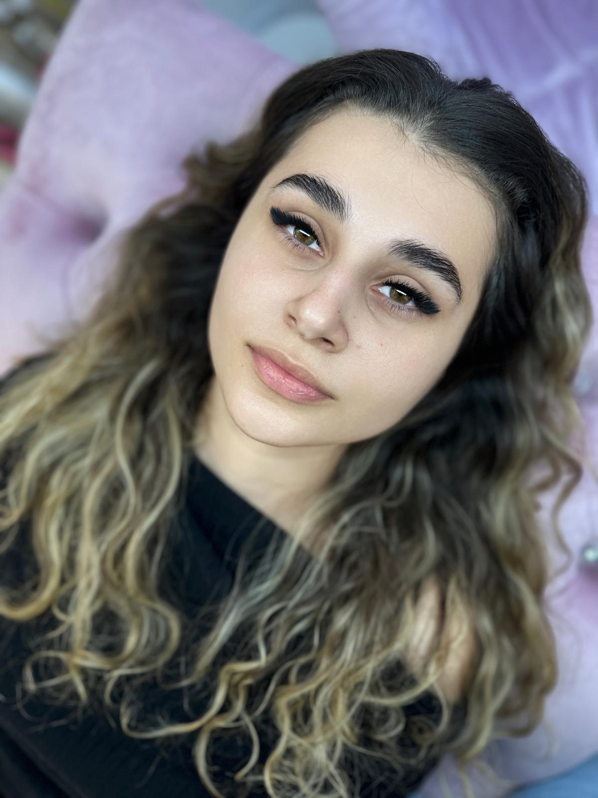 Foxy effect — extensii de gene cu efect alungit, Cecilia Călugăr Lash Academy