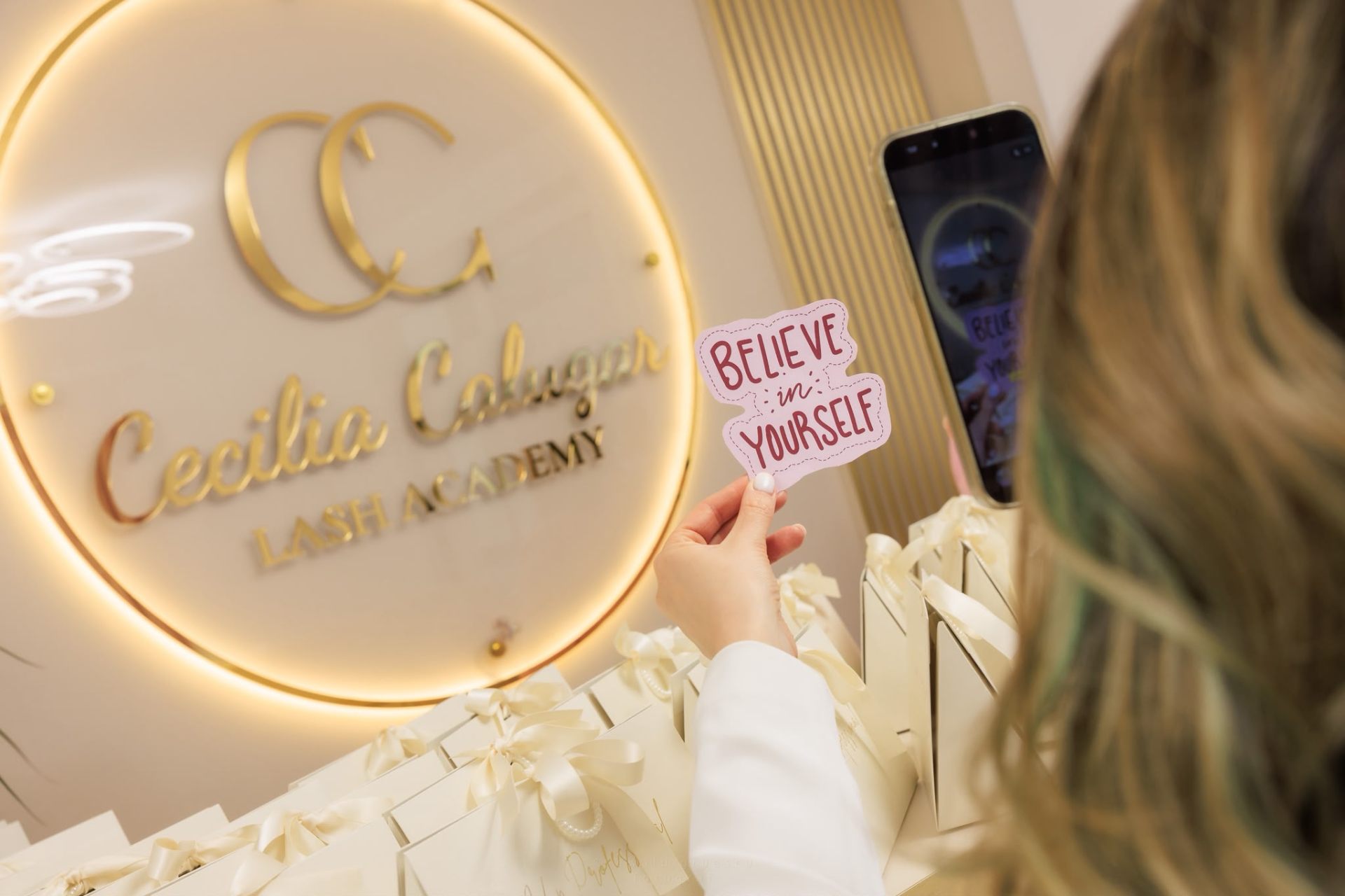 Cursante învățând tehnica extensiilor de gene la Cecilia Călugăr Lash Academy din Timișoara