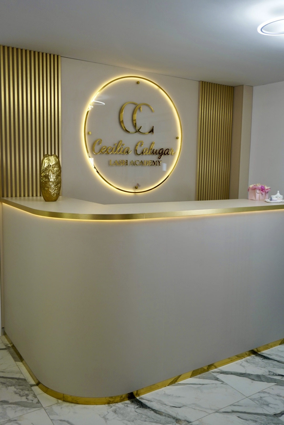 Recepția academiei cu logo iluminat Cecilia Călugăr Lash Academy