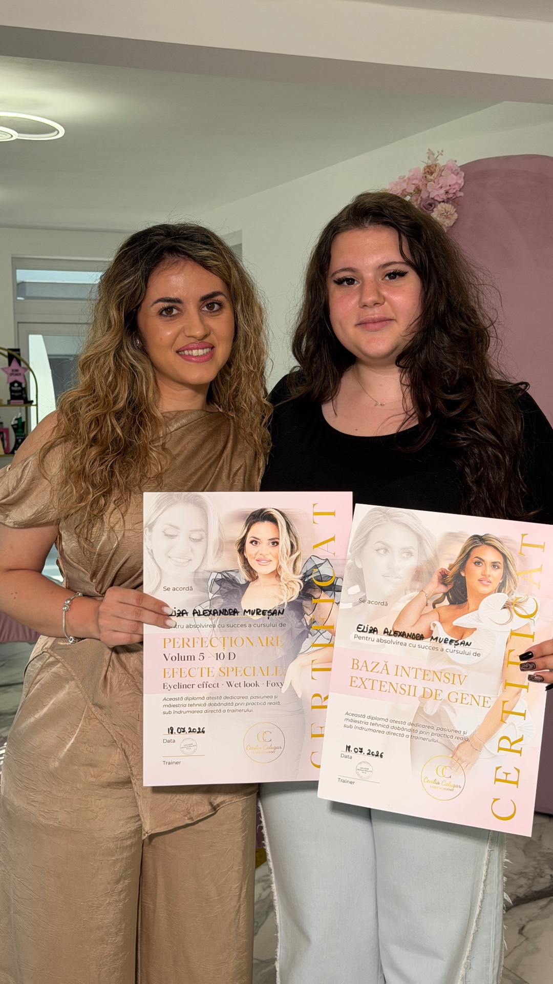 Cursantă absolventă a cursului Bază Intensiv Extensii de Gene, alături de Cecilia Călugăr, cu diplomele de absolvire în academia din Timișoara