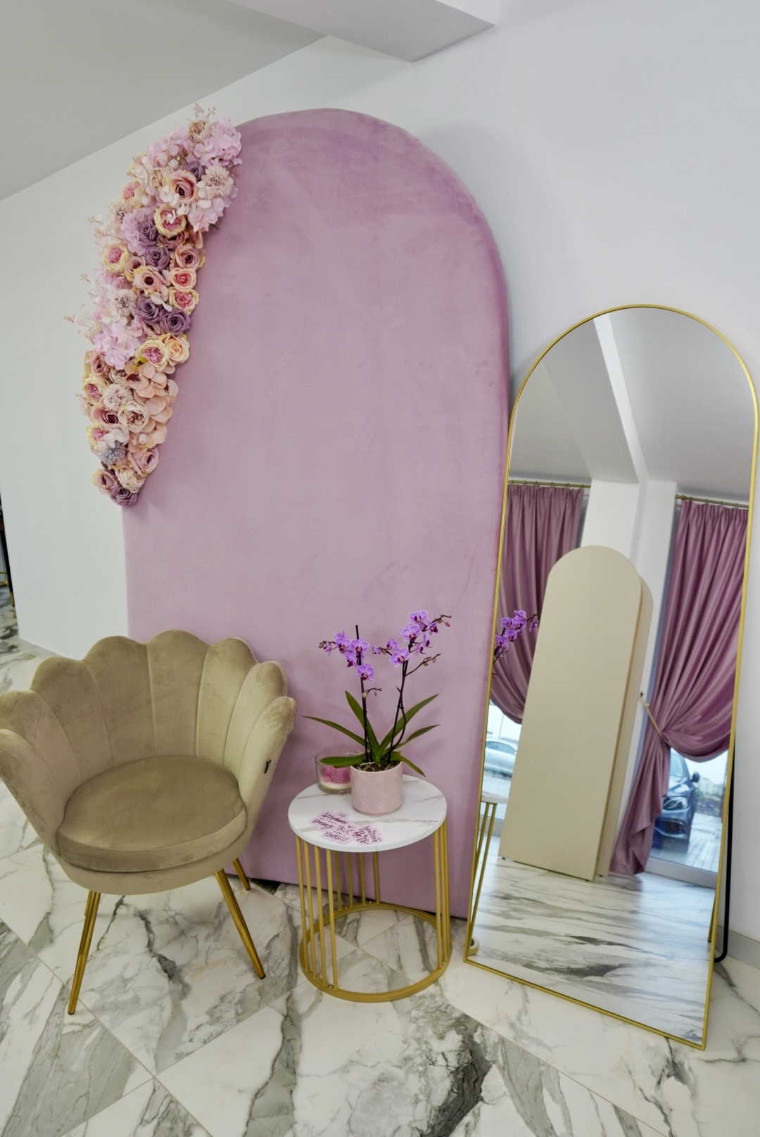 Colț decor cu arcadă florală și oglindă în academia de extensii gene din Timișoara