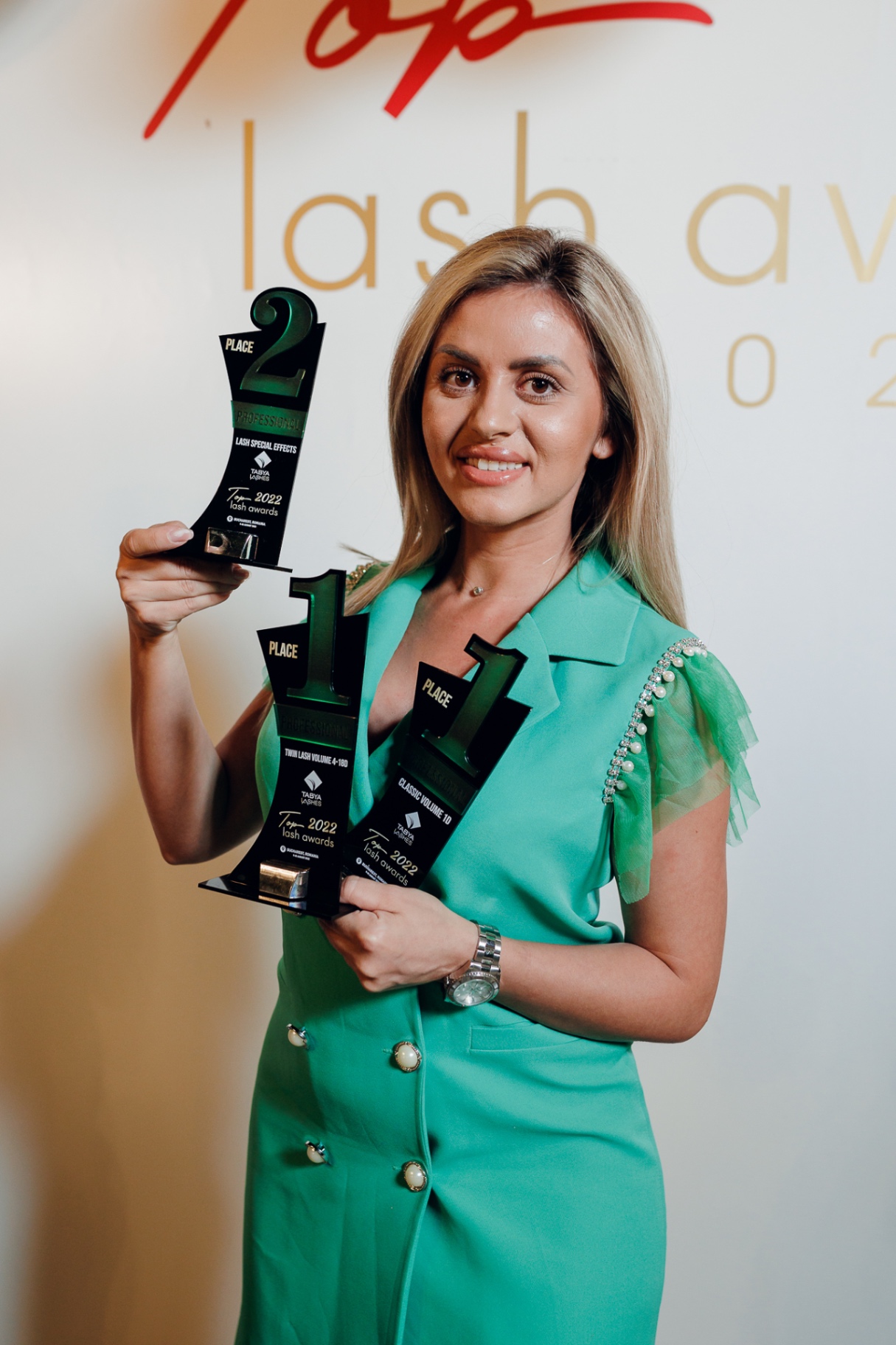 Cecilia Călugăr cu trofeele câștigate la competiții internaționale de extensii de gene