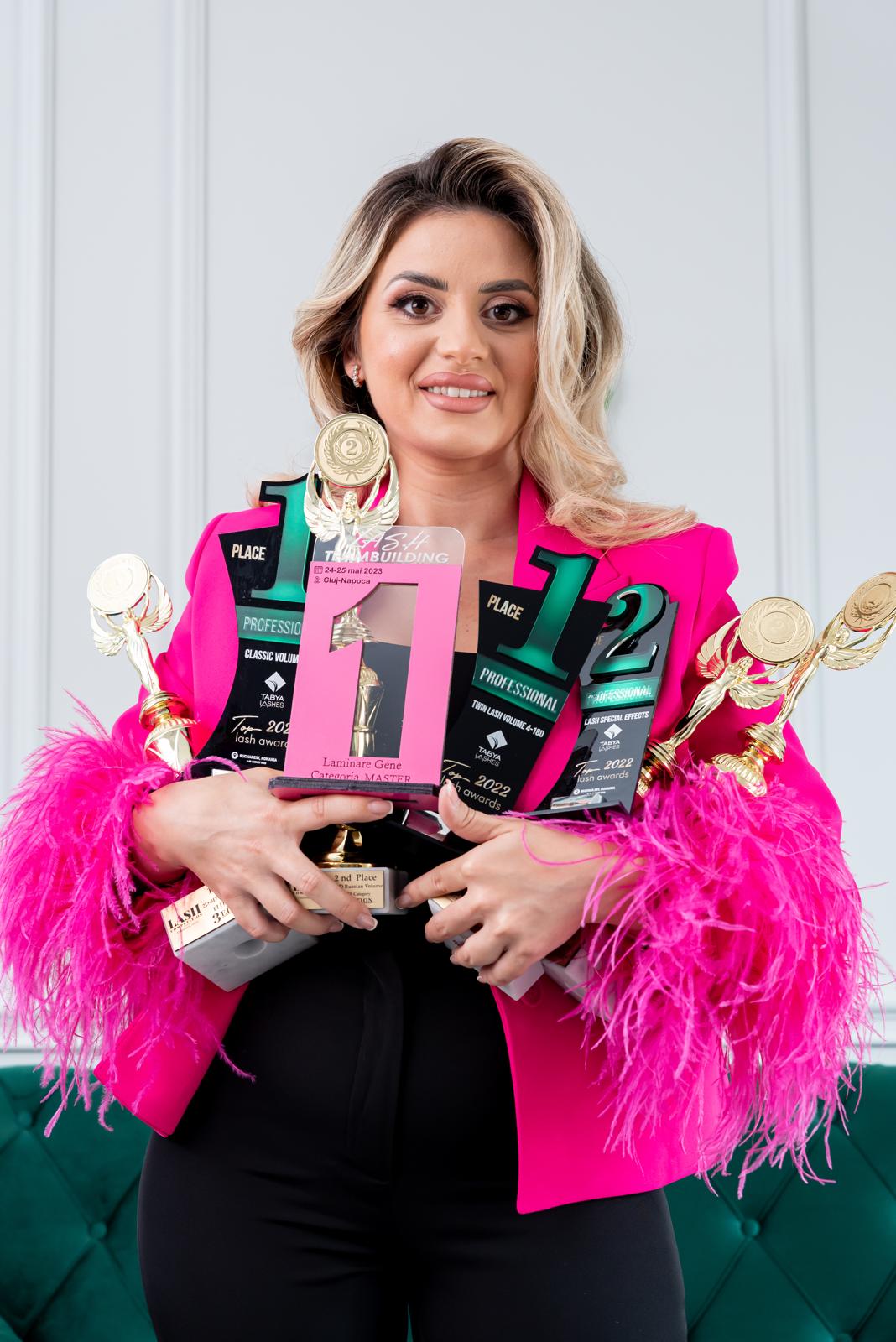 Multiple podiumuri — LashTeambuilding & Top Lash Awards 2022 - 2023 Cecilia Călugăr cu trofeele câștigate la LashTeambuilding și Top Lash Awards 2022 - 2023