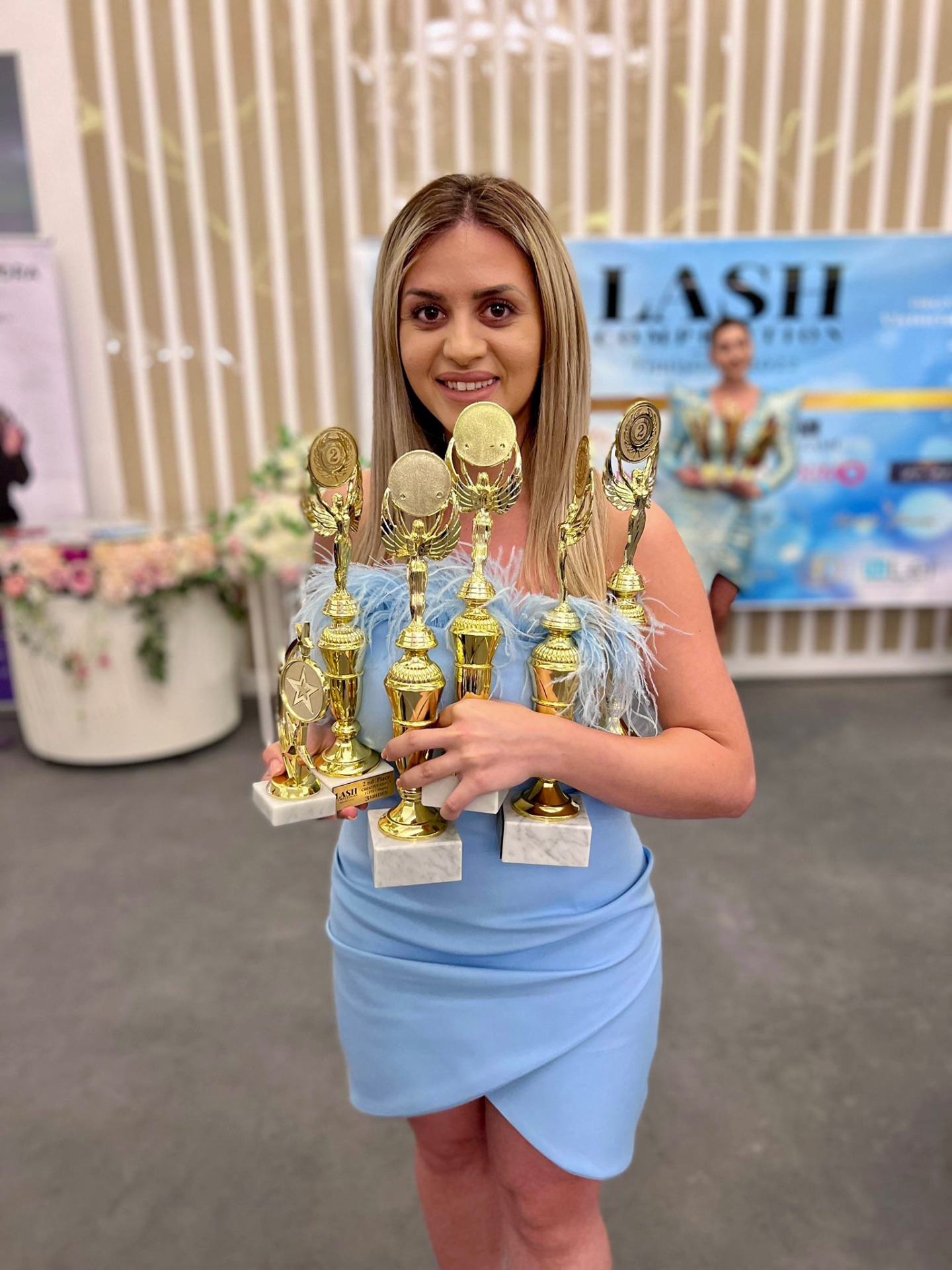 Cecilia Călugăr cu trofeele câștigate la Lash Competition Timișoara — premii pentru tehnică și portofoliu
