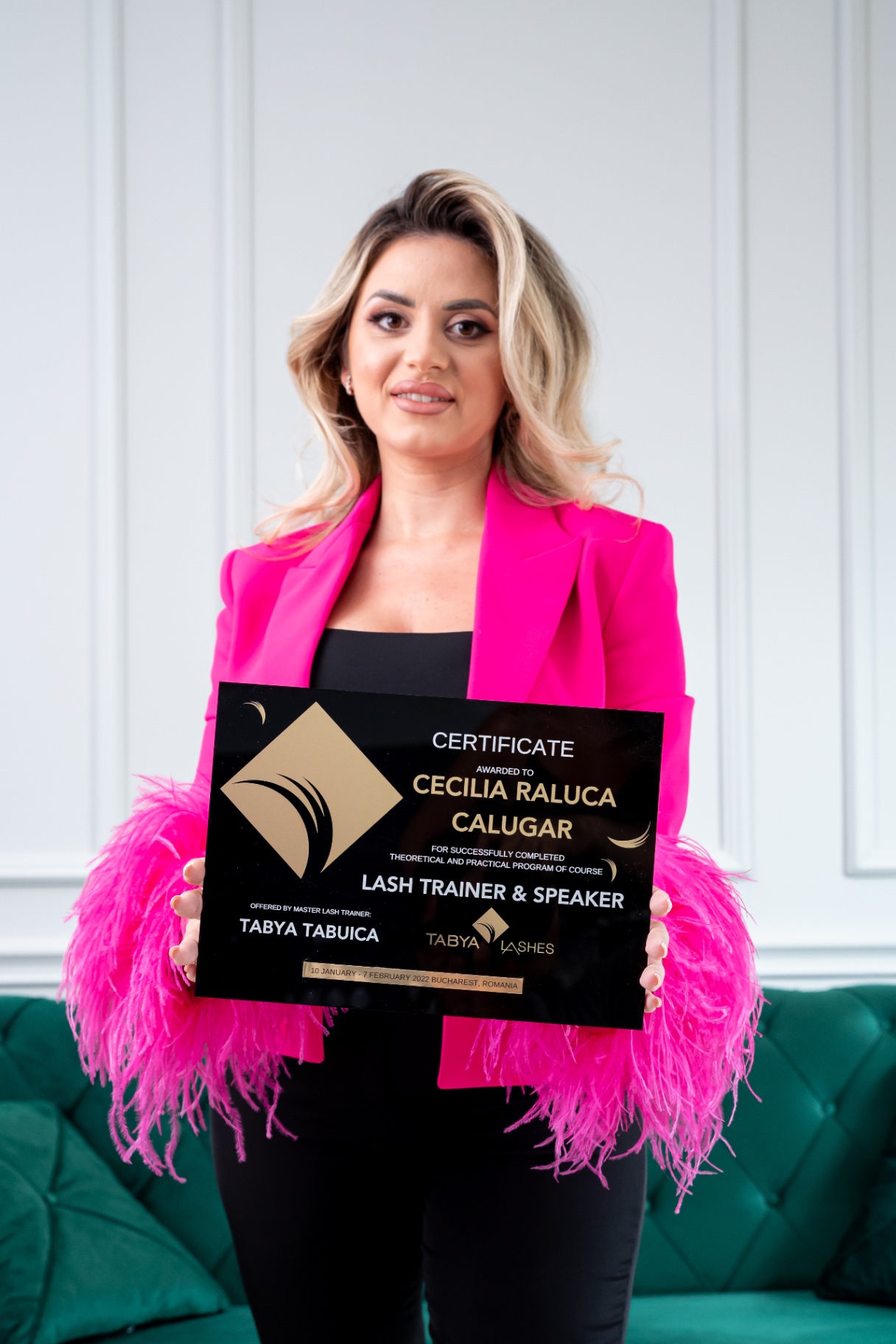 Cecilia Călugăr înmânând diploma de absolvire unei cursante a academiei