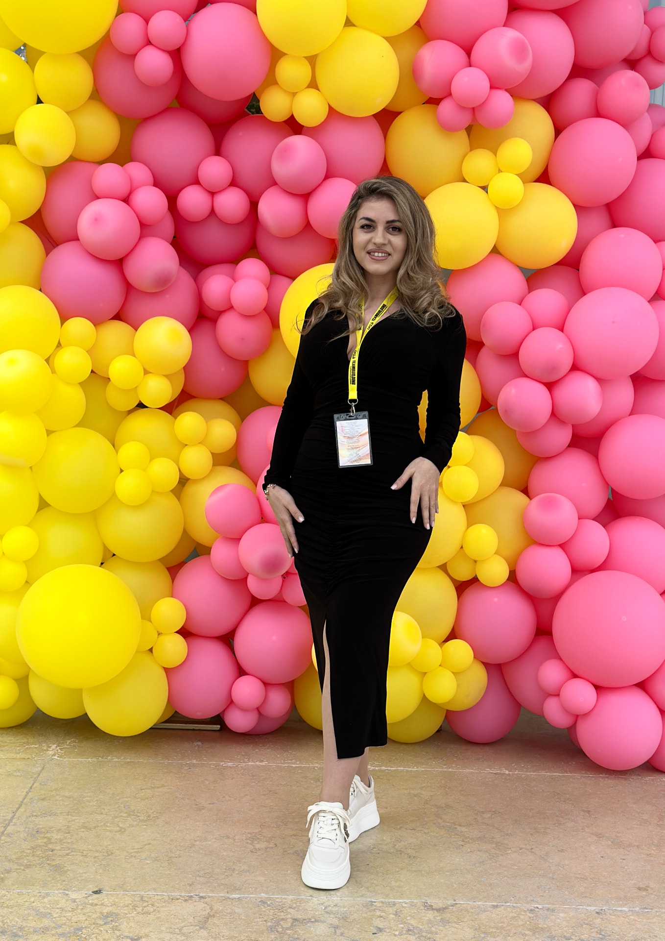 Cecilia Călugăr la un eveniment de lash teambuilding, portret în fața decorului cu baloane