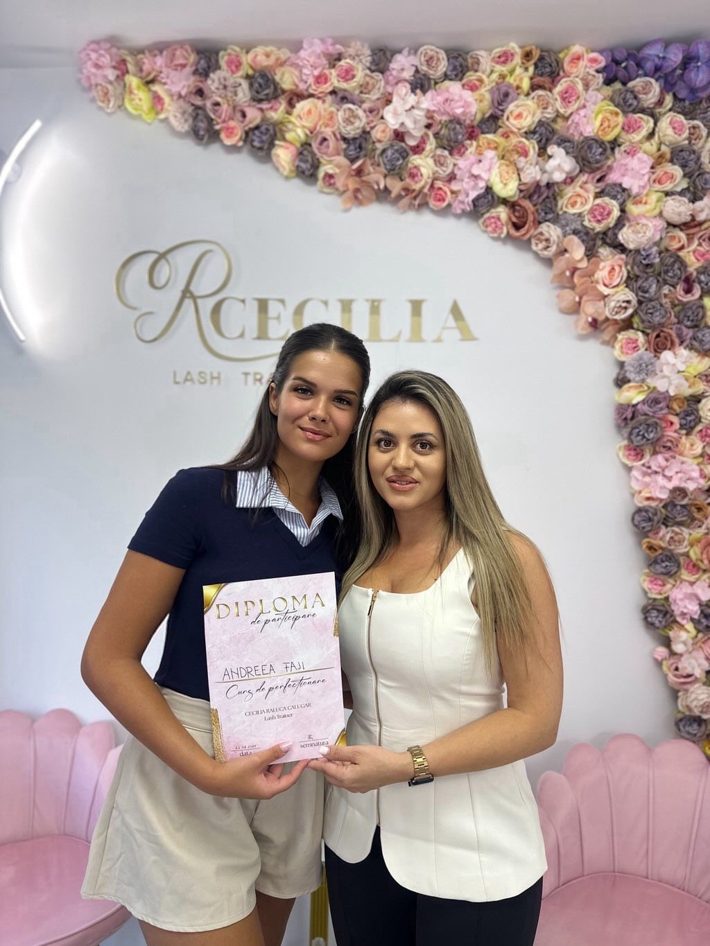 Absolventă Master Intensive cu diploma de curs perfecționare extensii gene, alături de Cecilia Călugăr Lash Trainer