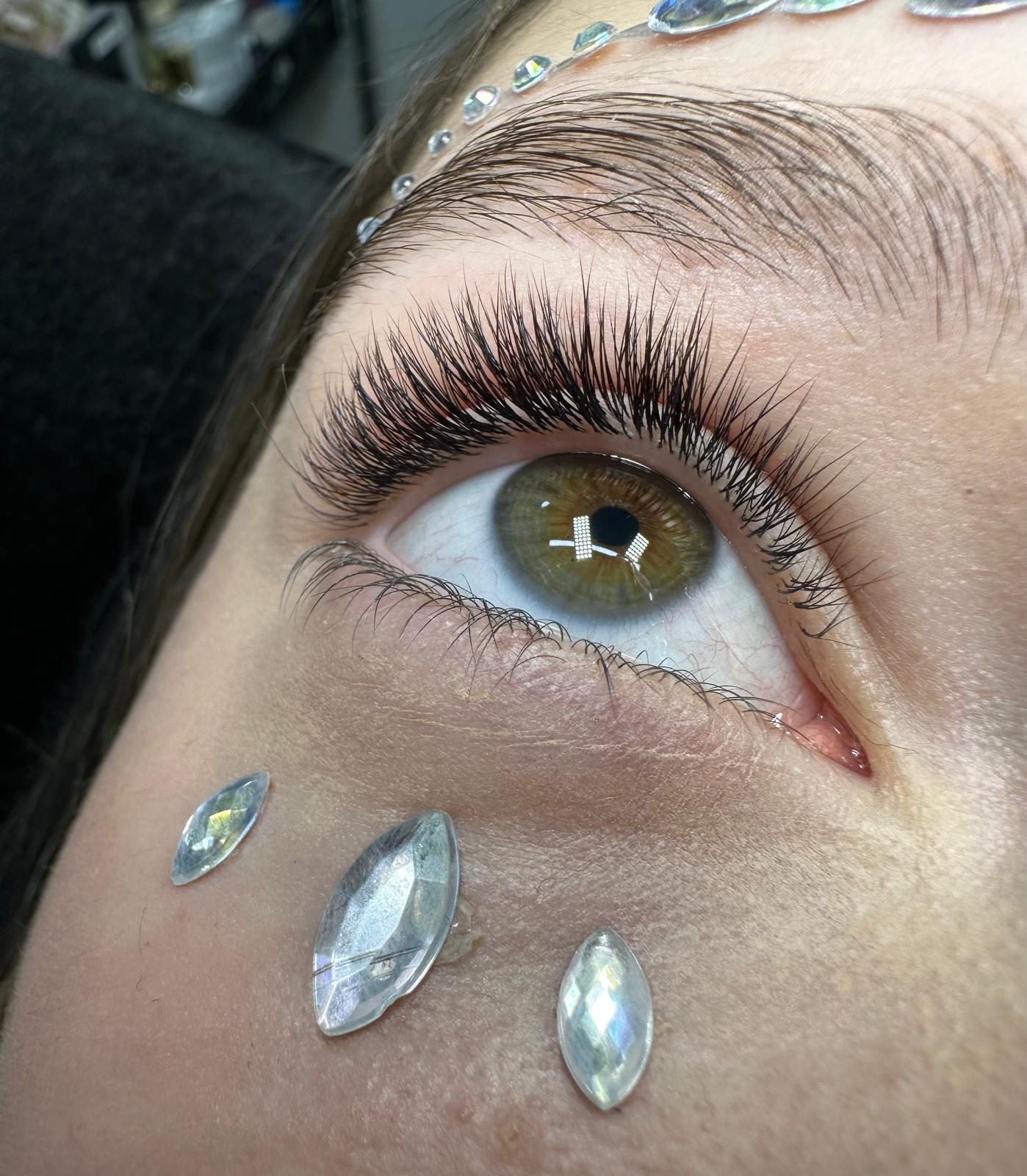 Extensii de gene volum dens realizate la cursul de bază — Cecilia Călugăr Lash Academy Timișoara