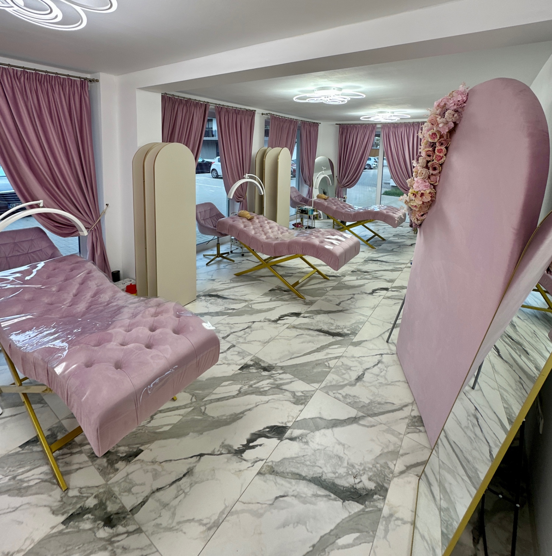 Sala principală a Cecilia Călugăr Lash Academy Timișoara — paturi roz premium, marmură și decor auriu